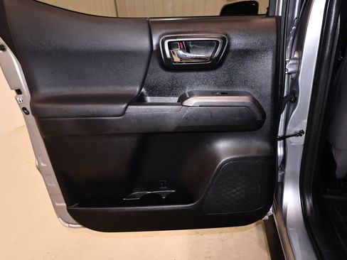 Used 2019 Toyota Tacoma TRD Off-Road AWD/4WD image 14