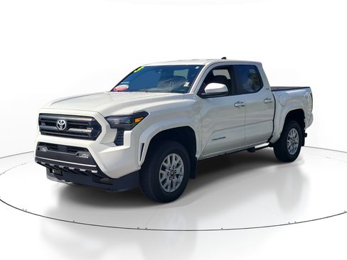 Used 2025 Toyota Tacoma SR5 AWD/4WD image 3