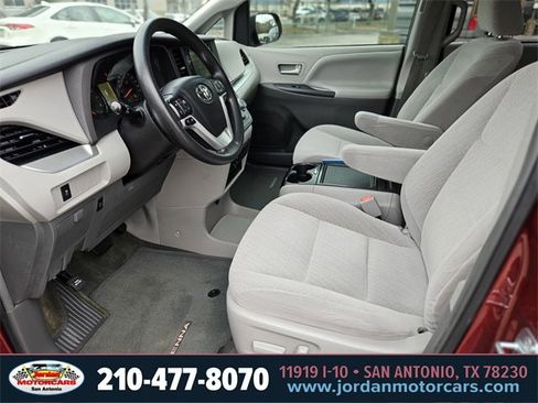 Used 2017 Toyota Sienna LE image 18