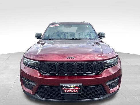 Used 2025 Jeep Grand Cherokee Altitude AWD/4WD image 11