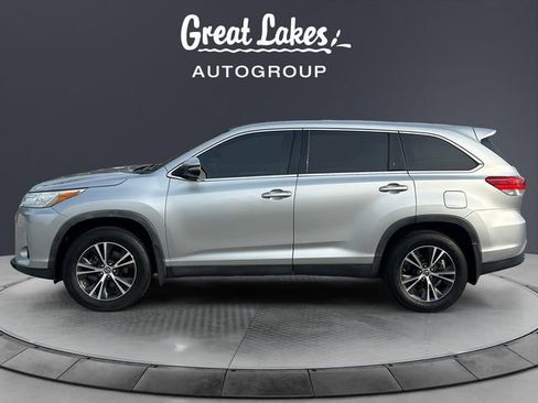 Used 2019 Toyota Highlander LE AWD/4WD image 2