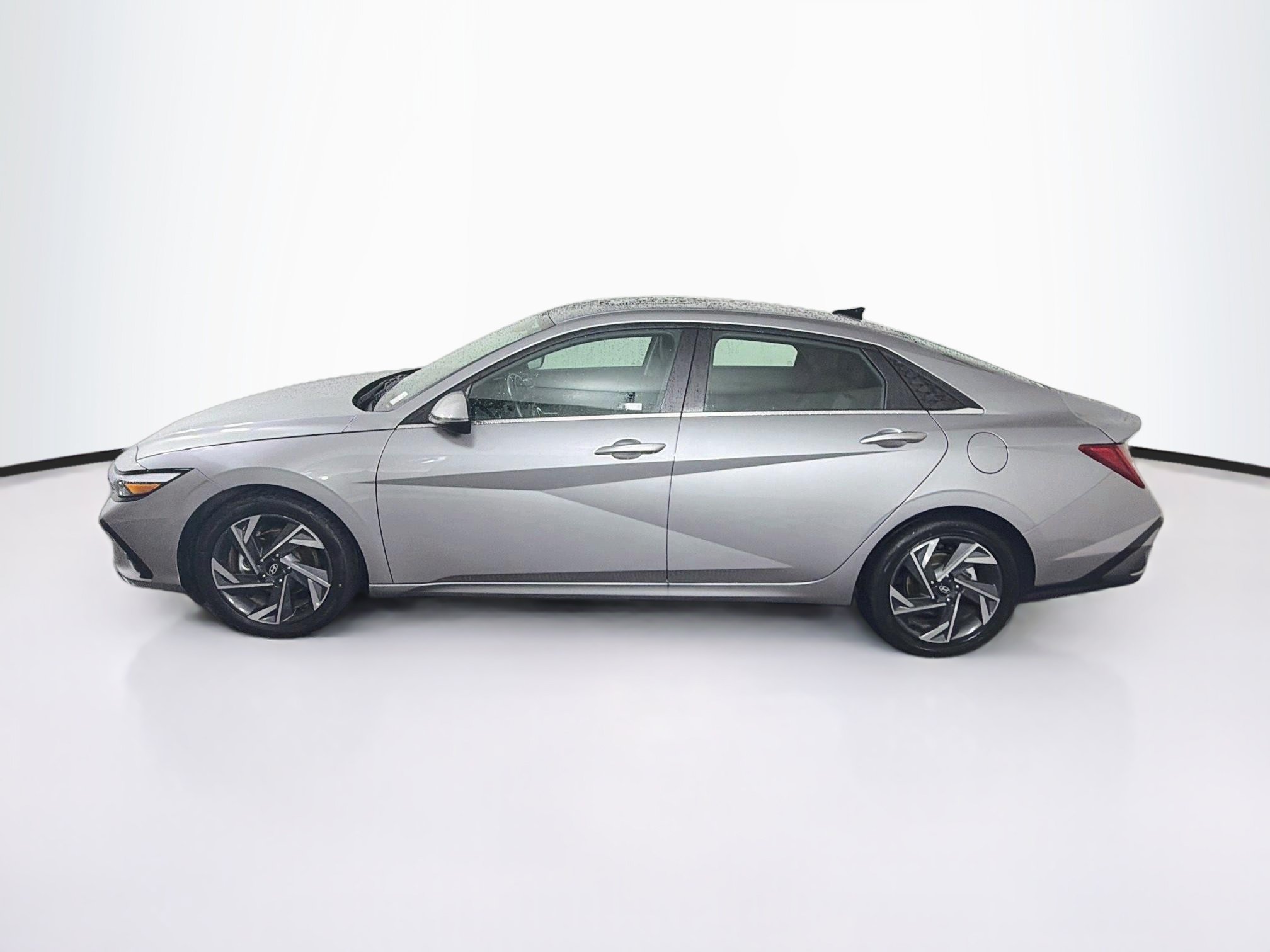 Used 2025 Hyundai Elantra Limited FWD image 4