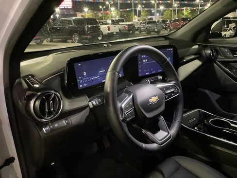 Used 2025 Chevrolet Equinox LT w/ Convenience Package II image 9