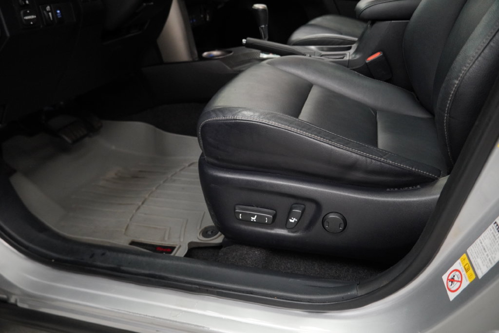 Used 2013 Toyota RAV4 Limited AWD/4WD image 34