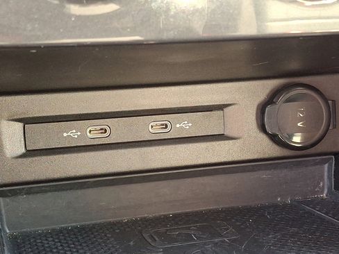 Used 2021 Volkswagen Tiguan SE w/ Panoramic Sunroof Package image 26