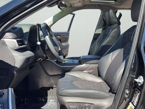Used 2025 Toyota Highlander XLE AWD/4WD image 19