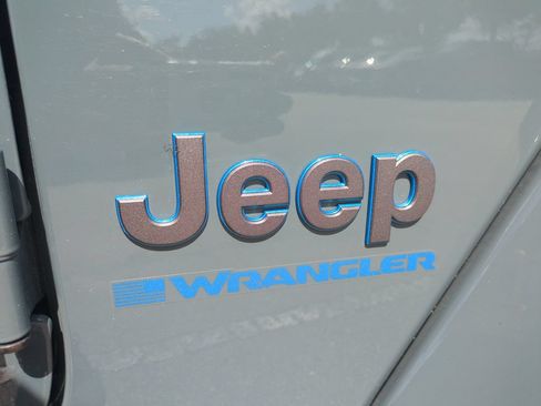 Used 2025 Jeep Wrangler Unlimited Sahara w/ Safety Group AWD/4WD image 32