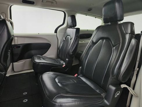 Used 2019 Chrysler Pacifica Touring-L FWD image 24