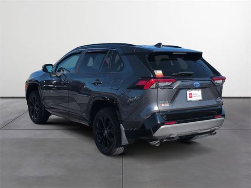 Used 2022 Toyota RAV4 SE image 4