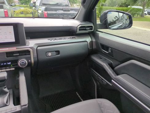 Certified 2025 Toyota Tacoma SR5 AWD/4WD image 16