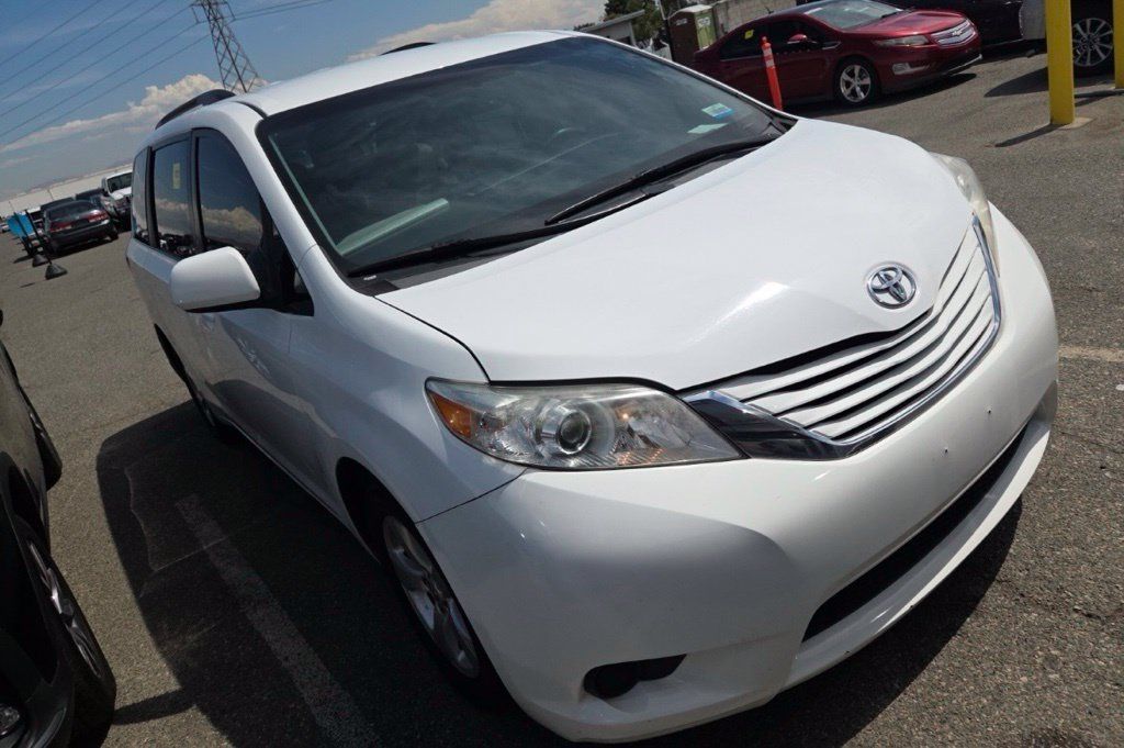 Used 2017 Toyota Sienna LE FWD image 2