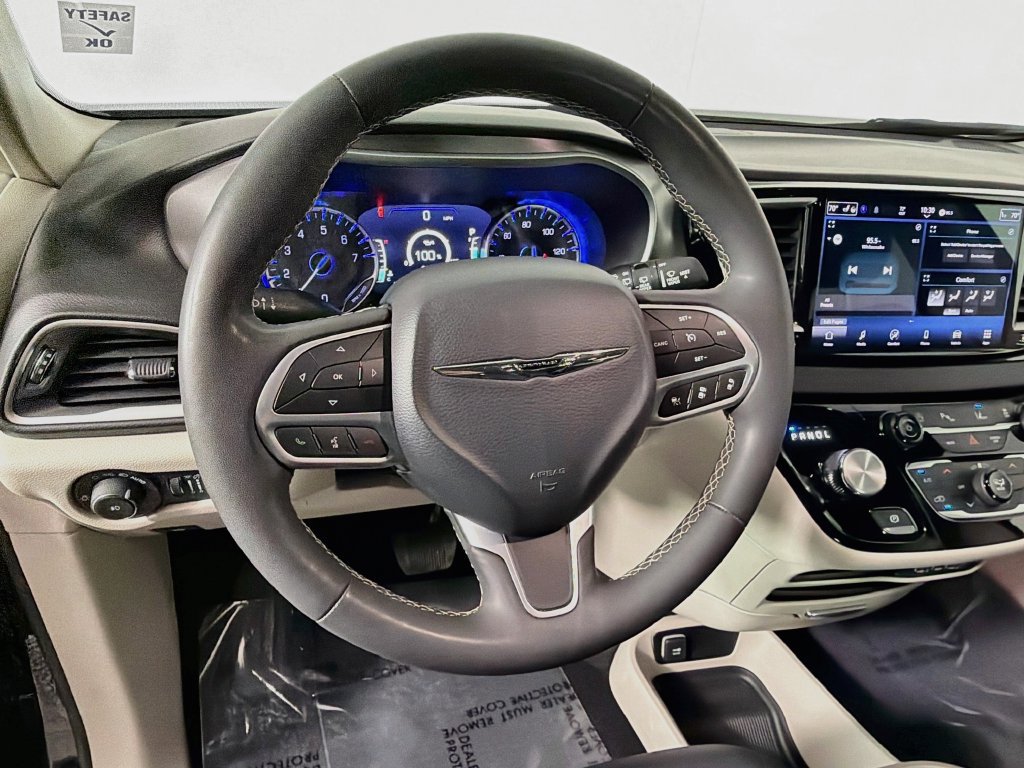 Used 2024 Chrysler Pacifica Touring-L FWD image 11