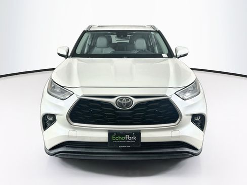 Used 2020 Toyota Highlander XLE AWD/4WD image 2