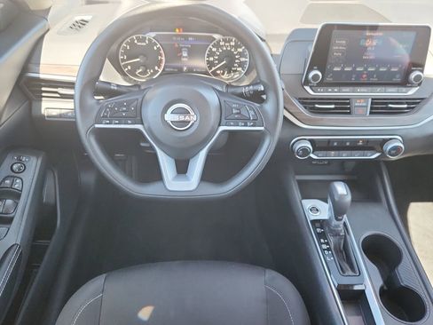 Used 2025 Nissan Altima 2.5 SV FWD image 11