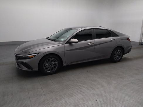 Used 2024 Hyundai Elantra SEL FWD image 2