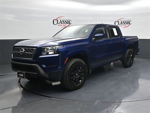 Used 2023 Nissan Frontier SV image 3