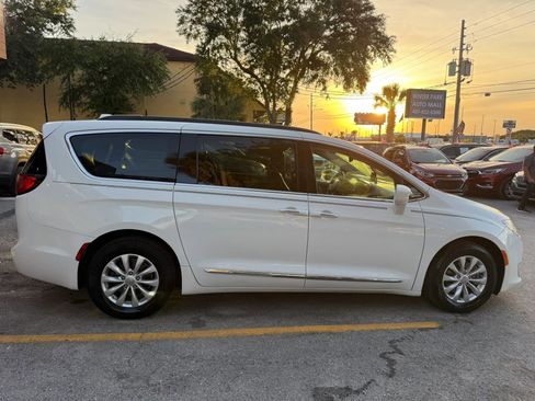 Used 2017 Chrysler Pacifica Touring-L FWD image 4
