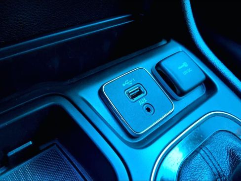 Used 2021 Jeep Cherokee Latitude Plus FWD image 34