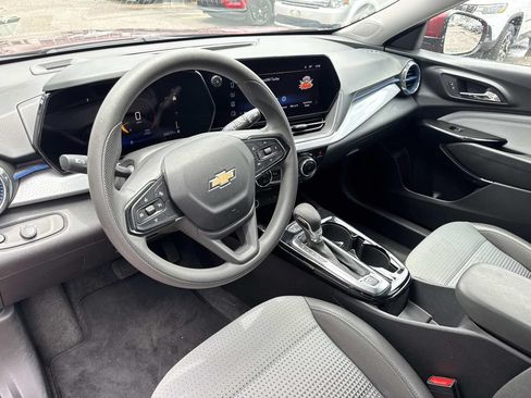 Used 2025 Chevrolet Trax LT FWD image 18