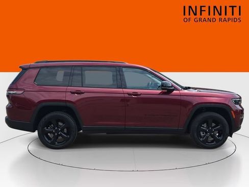 Used 2023 Jeep Grand Cherokee L Limited w/ Black Appearance Package AWD/4WD image 4