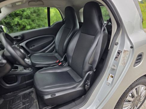 Used 2016 smart fortwo passion RWD image 13