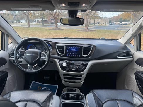 Used 2017 Chrysler Pacifica Touring-L image 20