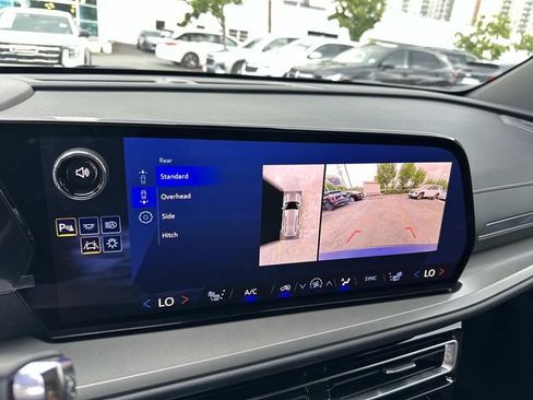 Used 2025 Chevrolet Traverse LT w/ Driver Confidence Package FWD image 23