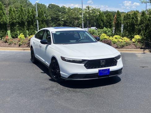 Used 2025 Honda Accord SE image 2