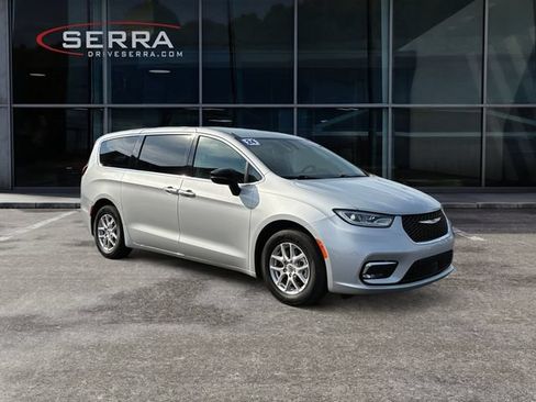 Used 2024 Chrysler Pacifica Touring-L FWD image 7