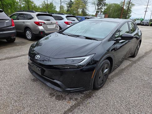 Used 2024 Toyota Prius LE FWD image 2