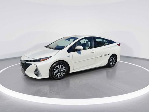 Certified 2017 Toyota Prius Prime Advanced w/ Carpet Mat Package FWD image 4