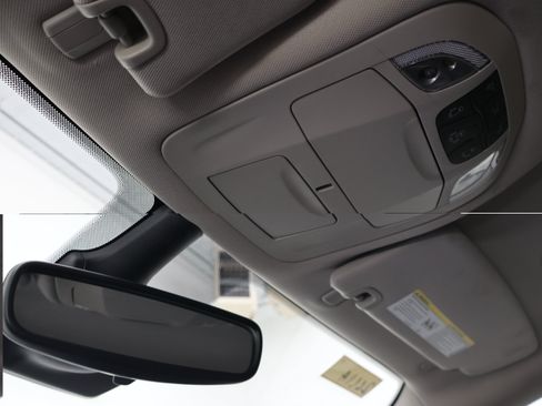 Used 2024 Chrysler Pacifica Touring-L FWD image 12