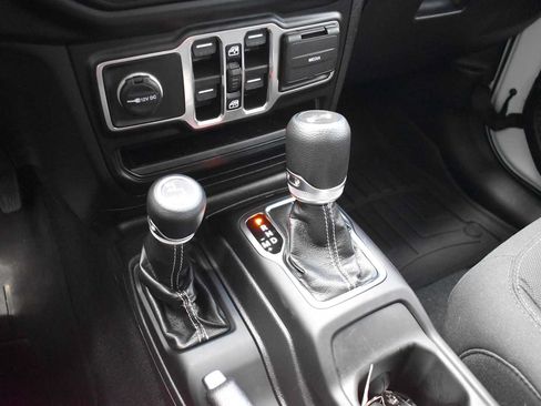 Used 2022 Jeep Wrangler Unlimited Sahara w/ Cold Weather Group AWD/4WD image 20