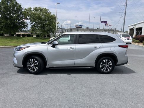 Used 2023 Toyota Highlander XLE FWD image 2