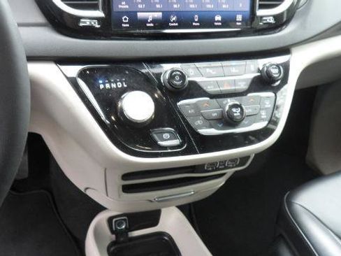 Used 2024 Chrysler Pacifica Touring-L FWD image 10