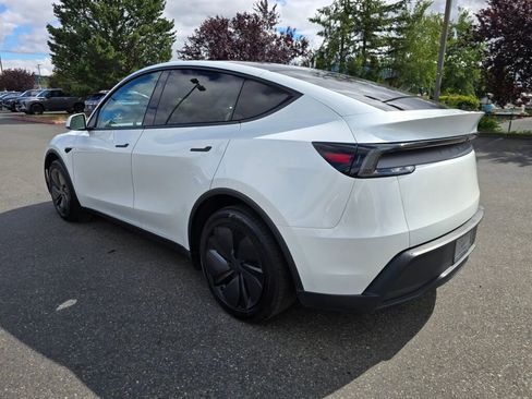 Used 2026 Tesla Model Y 2WD image 5
