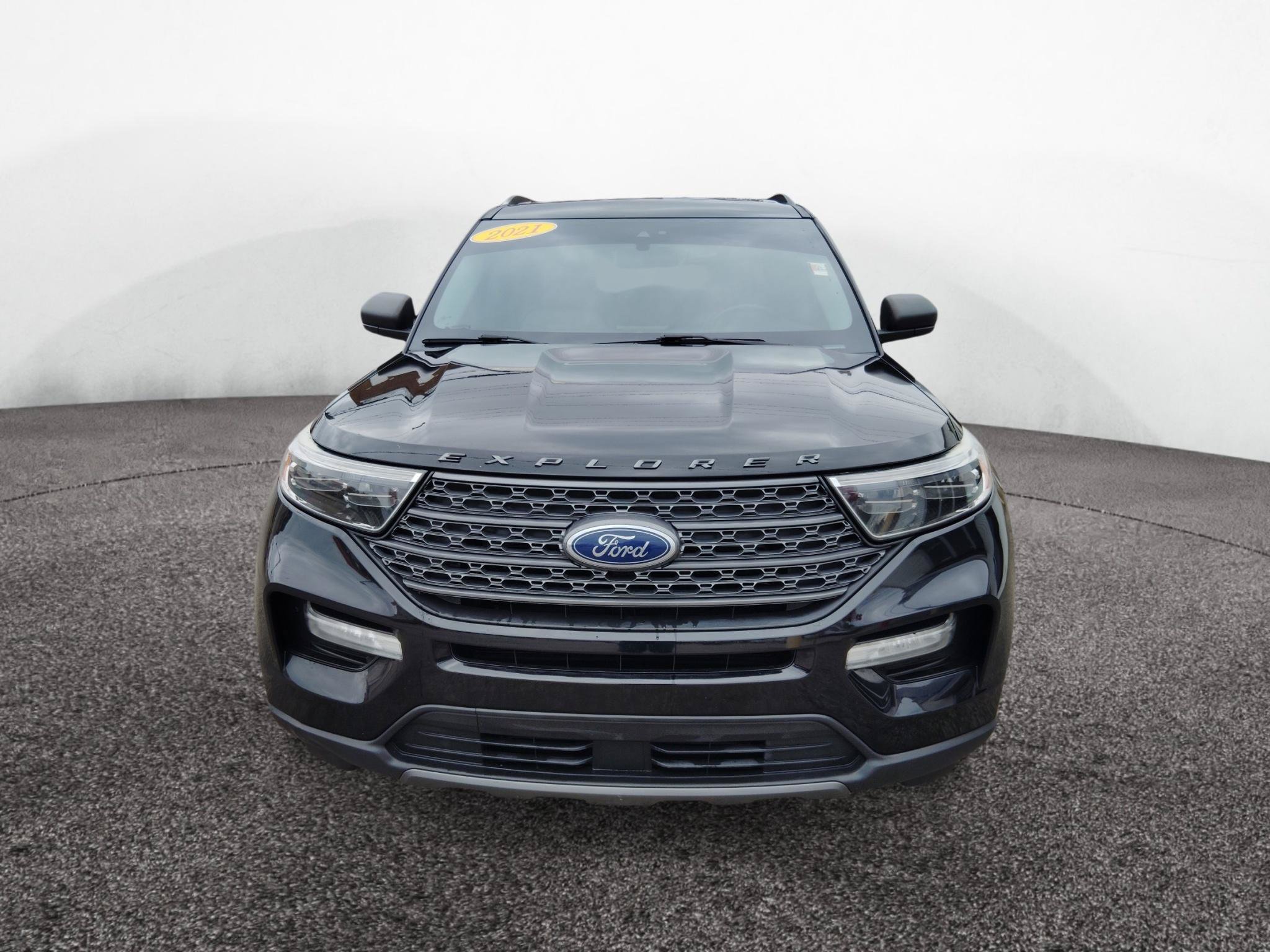Used 2021 Ford Explorer XLT w/ Equipment Group 202A AWD/4WD image 2