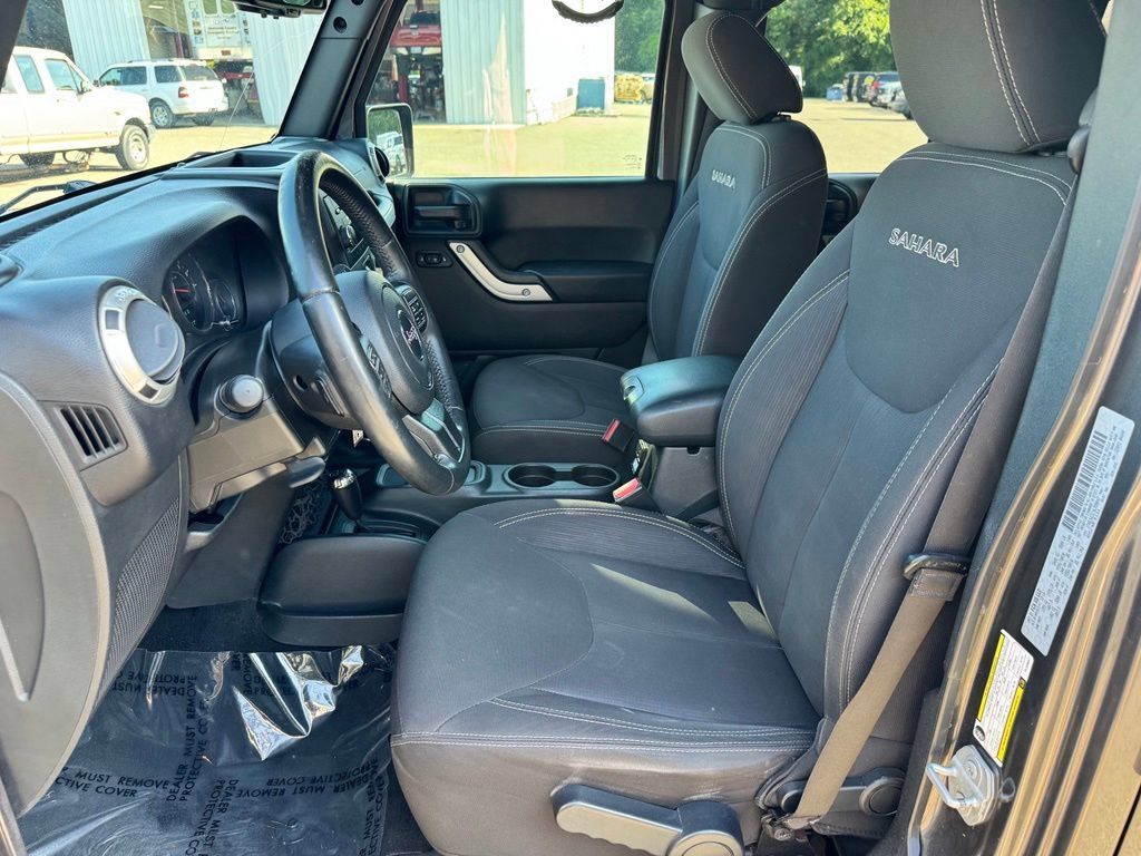 Used 2017 Jeep Wrangler Unlimited Sahara w/ Connectivity Group AWD/4WD image 8