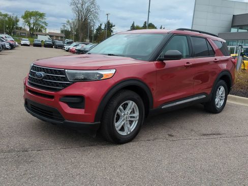 Used 2023 Ford Explorer XLT AWD/4WD image 4