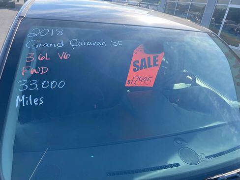 Used 2018 Dodge Grand Caravan SE w/ UConnect Hands-Free Group FWD image 3