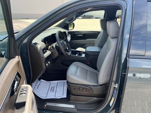 Used 2025 Chevrolet Tahoe Z71 w/ Comfort Package AWD/4WD image 9