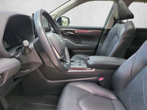 Used 2023 Toyota Highlander Platinum FWD image 16