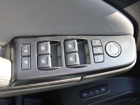 Used 2018 Chevrolet Suburban LT RWD image 26