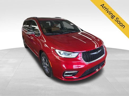 Used 2024 Chrysler Pacifica Pinnacle FWD image 1