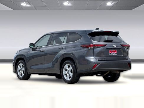 Used 2025 Toyota Highlander LE FWD image 3