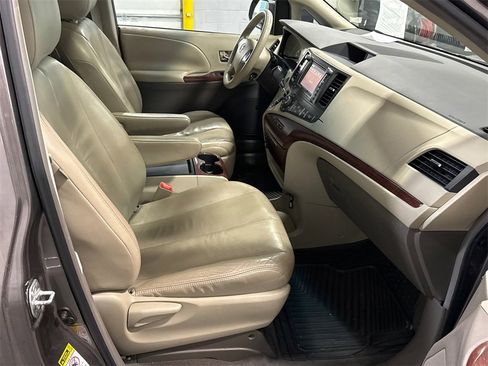 Used 2011 Toyota Sienna XLE image 12