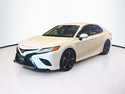 Used 2020 Toyota Camry XSE image 3