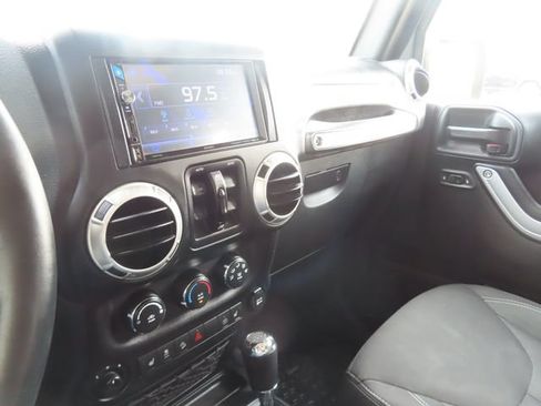Used 2016 Jeep Wrangler Unlimited Rubicon w/ Connectivity Group AWD/4WD image 33