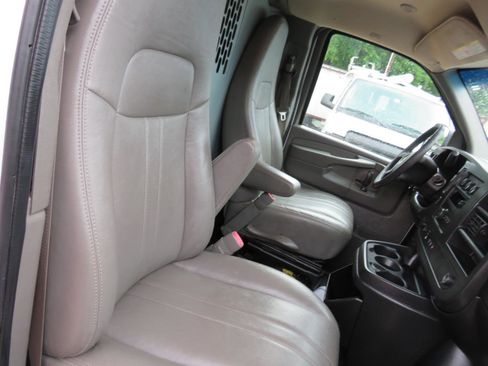 Used 2014 Chevrolet Express 2500 RWD image 21