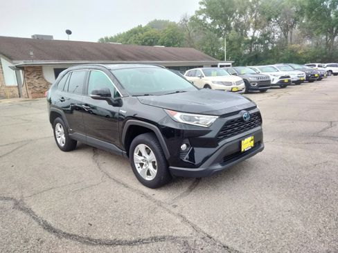 Used 2020 Toyota RAV4 XLE w/ Convenience Package image 2